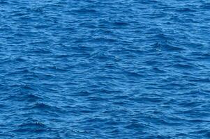 le océan est bleu et a ondulations sur il photo
