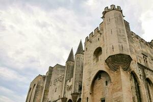 le extérieur de une grand pierre bâtiment avec une la tour photo