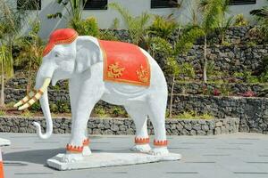 une statue de un l'éléphant avec rouge accessoires photo