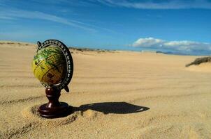 une globe dans le désert photo