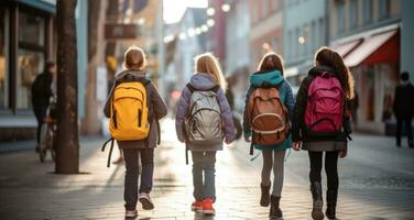 ai généré des gamins avec retour packs en marchant vers le bas une rue photo