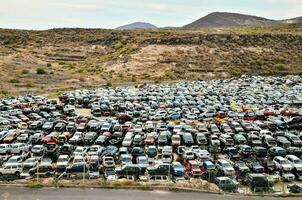 une grand pile de voitures dans une désert photo