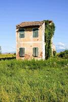 un vieux maison dans le milieu de une champ photo