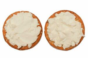 Haut vue de croustillant biscuit salé sandwich avec crème fromage isolé sur blanc photo