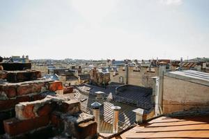 vue sur le paysage urbain sur les toits de st. petersbourg. vue sur les toits photo