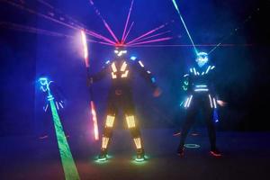 spectacle laser, danseurs en costumes led avec lampe led, très belle performance en boite de nuit, fête photo