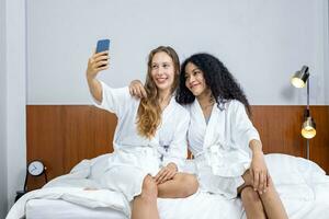 couple de petite amie dans peignoir de bain prise selfie après sauna sur leur spa vacances Date pour beauté peau thérapie et traitement concept photo