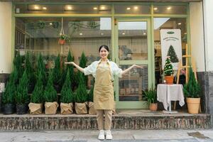 portrait de asiatique femme travail dans une plante magasin photo