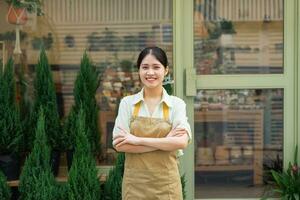 portrait de asiatique femme travail dans une plante magasin photo