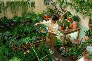 portrait de asiatique femme travail dans une plante magasin photo