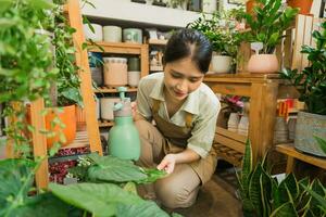 portrait de asiatique femme travail dans une plante magasin photo