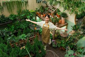 portrait de asiatique femme travail dans une plante magasin photo