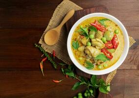 poulet vert curry asiatique nourriture, du boeuf vert curry thaïlandais nourriture sur une soupe bol avec une mélange de herbes, des légumes et thaïlandais rouge Chili épices. Haut voir. photo