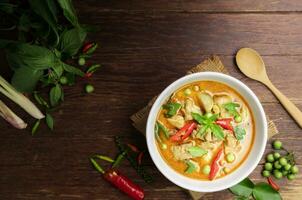 poulet vert curry asiatique nourriture, du boeuf vert curry thaïlandais nourriture sur une soupe bol avec une mélange de herbes, des légumes et thaïlandais rouge Chili épices. Haut voir. photo