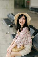 Jeune asiatique femme voyageur avec tissage panier attendre pour train dans train gare. périple voyage mode de vie, monde Voyage explorateur ou Asie été tourisme concept. photo