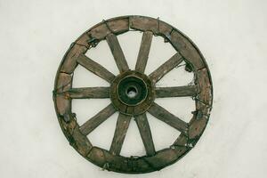 ancien en bois roue de un vieux Chariot, rustique pays décor élément photo