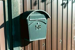 boites aux lettres à le porte de une privé maison dans une de banlieue quartier photo