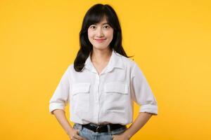 jolie femme d'affaires. asiatique femme entrepreneur content sourire portant blanc chemise et denim les plantes avec sur de soi et intelligent à la recherche isolement sur Jaune Contexte. La publicité produit et un service concept. photo