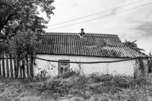 belle vieille maison de ferme abandonnée dans la campagne sur fond naturel photo