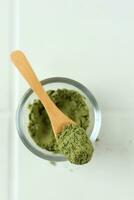 vert matcha thé poudre avec cuillère photo