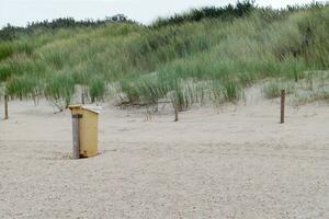 des ordures poubelle dans le plage photo