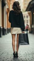 ai généré arrière vue de brunette femme en portant achats sac avec brouiller bokeh en plein air Contexte. photo