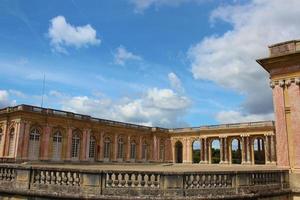 le grand trianon dans le parc du château de versailles photo