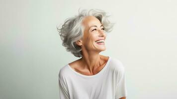 ai généré Années 50 milieu vieilli personnes âgées Sénior modèle femme avec gris cheveux souriant blanc Contexte. ai généré photo
