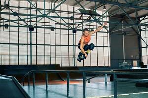 patineur sauter haute de gros air rampe performant astuce. à l'intérieur patin parc équipement. photo