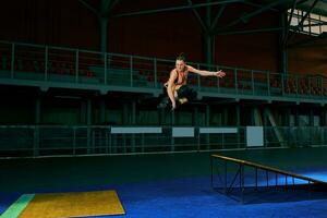 le Jeune femme effectue une astuce. saut. intérieur formation photo