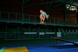 le homme effectue une astuce. saut. intérieur formation photo