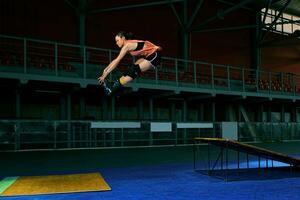 le Jeune femme effectue une astuce. saut. intérieur formation photo