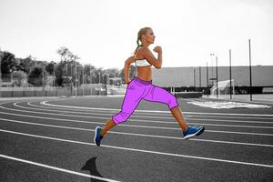 femme athlète dans une dessin animé sport vêtements est fonctionnement par le Piste de une professionnel stade. photo