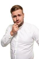 proche en haut horizontal portrait de une Beau homme avec une barbe, élégant la Coupe de cheveux, portant une blanc chemise, isolé sur une blanc Contexte photo