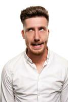 studio photo de une beau homme dans une blanc chemise, isolé plus de une blanc Contexte