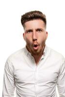 studio photo de une beau homme dans une blanc chemise, isolé plus de une blanc Contexte