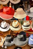 beaucoup différent les types de Chapeaux sont affiché dans une boutique photo