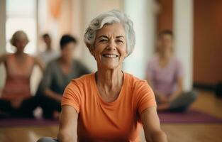 ai généré plus âgée gens pratiquant yoga dans le Gym photo