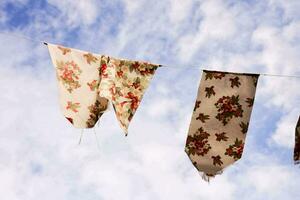 floral drapeaux pendaison sur une ligne photo