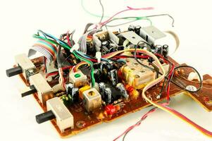 une circuit planche avec fils et électronique photo