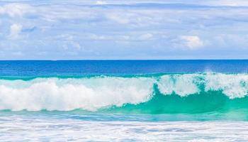 fortes vagues praia lopes mendes beach ilha grande island au brésil. photo