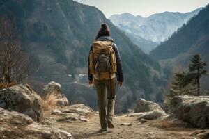 ai généré une homme avec une sac à dos est permanent sur le bord de une montagne, une femelle promeneur en marchant dans le montagnes, non visible visages, Naturel arrière-plan, ai généré photo