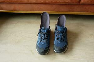 orthopédique semelles dans des chaussures sur sol photo