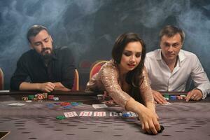 groupe de une Jeune riches copains sont en jouant poker dans casino. photo