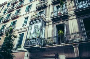 façade de vieux appartement bâtiment avec balcon, Barcelone, catalogne. Espagne photo. photo