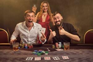 groupe de une Jeune riches copains sont en jouant poker à une casino. photo