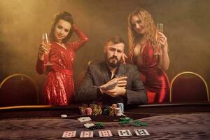 groupe de une Jeune riches copains sont en jouant poker à une casino. photo