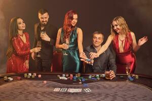 groupe de une Jeune riches copains sont en jouant poker à une casino. photo