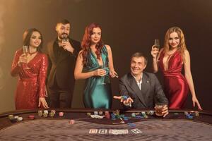 groupe de une Jeune riches copains sont en jouant poker à une casino. photo