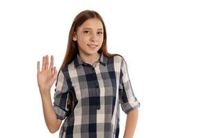 magnifique adolescent fille dans une décontractée à carreaux chemise est posant isolé sur blanc studio Contexte. photo